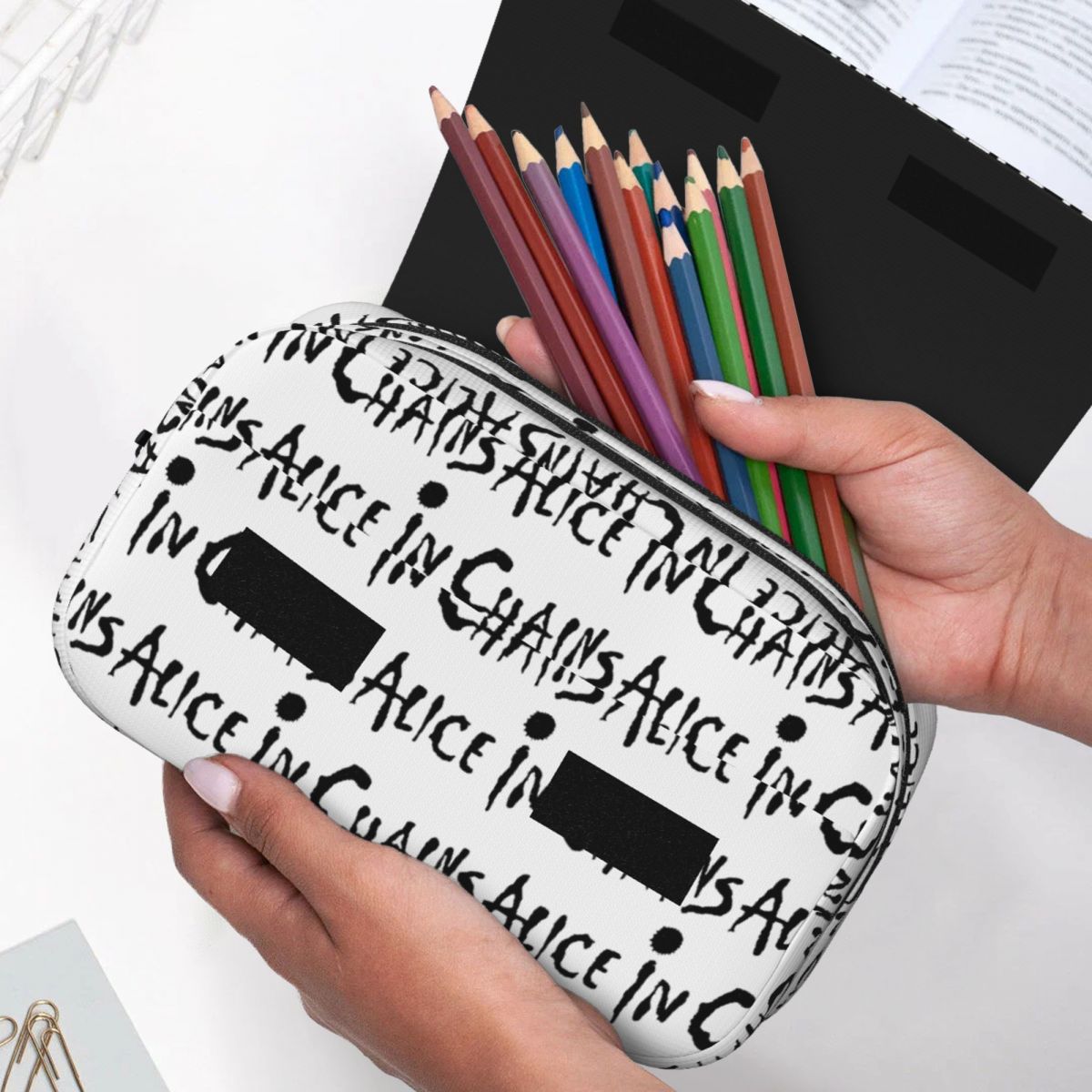 อลิซ อิน ชีนส์ รูสเตอร์ ดิร์ท  - Stationery And Office Supply Chain บทวิจารณ์และราคา